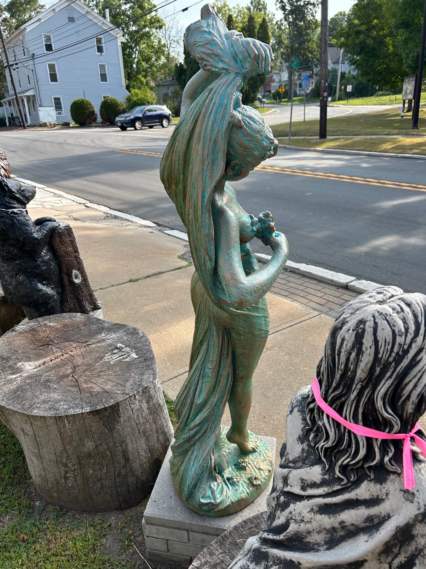 Helen (woman statue)