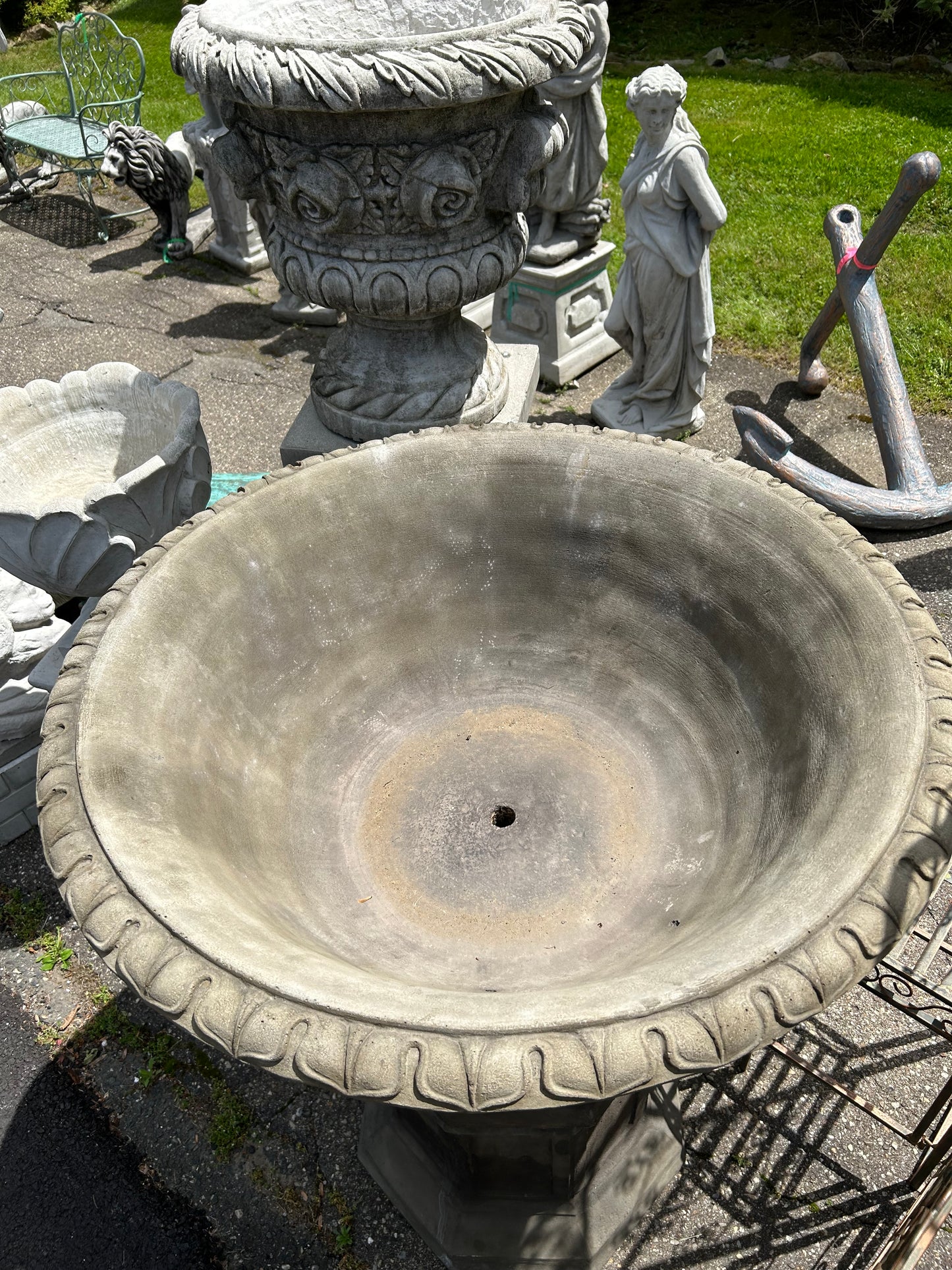 Round Garland Planter with Pedestal