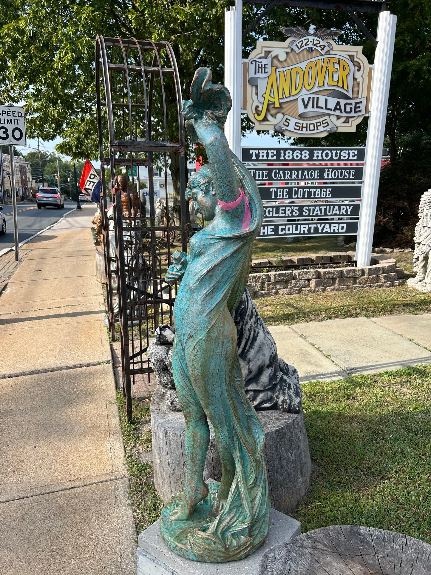 Helen ( woman statue)
