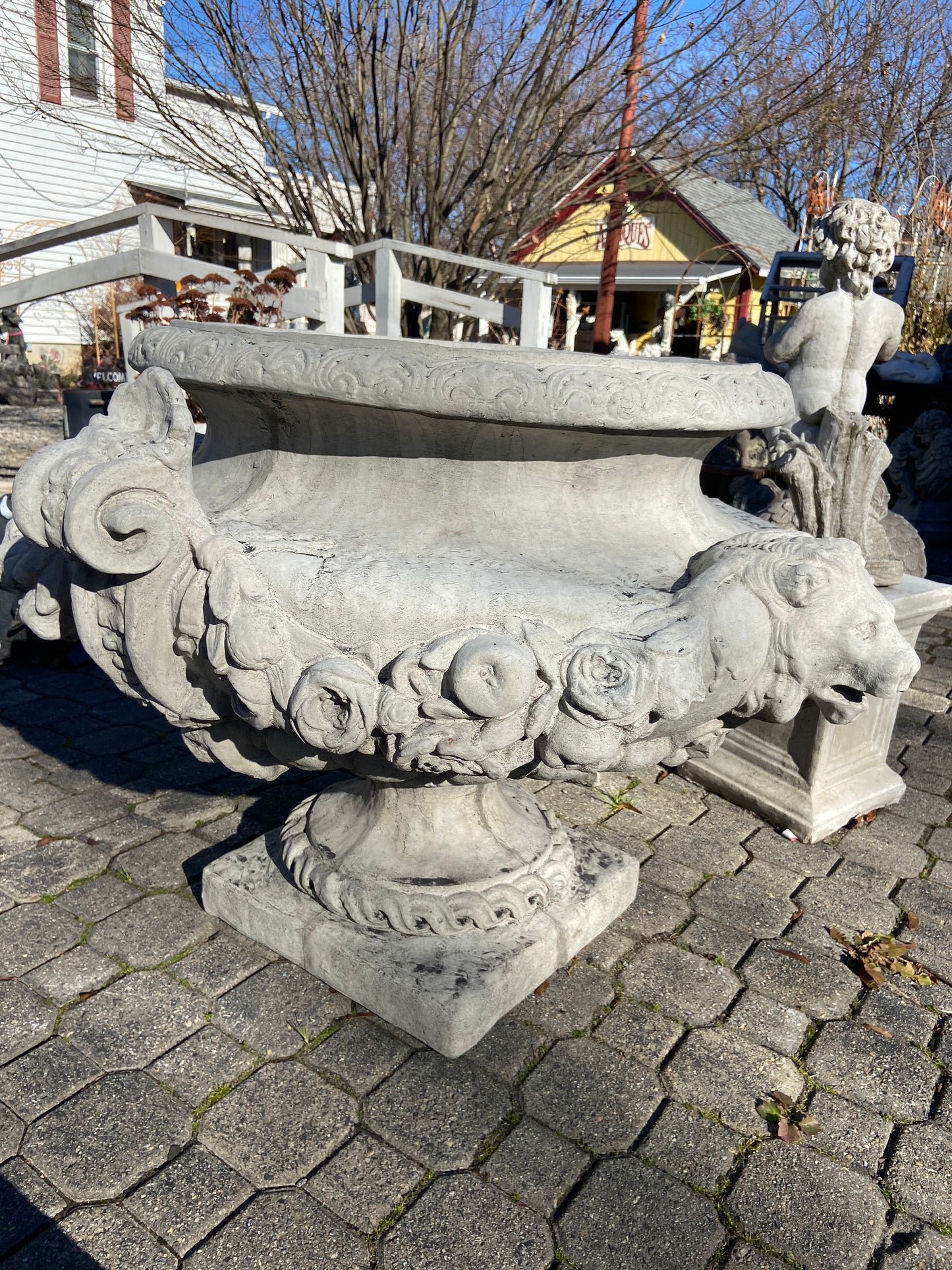 Lion Rose Planter