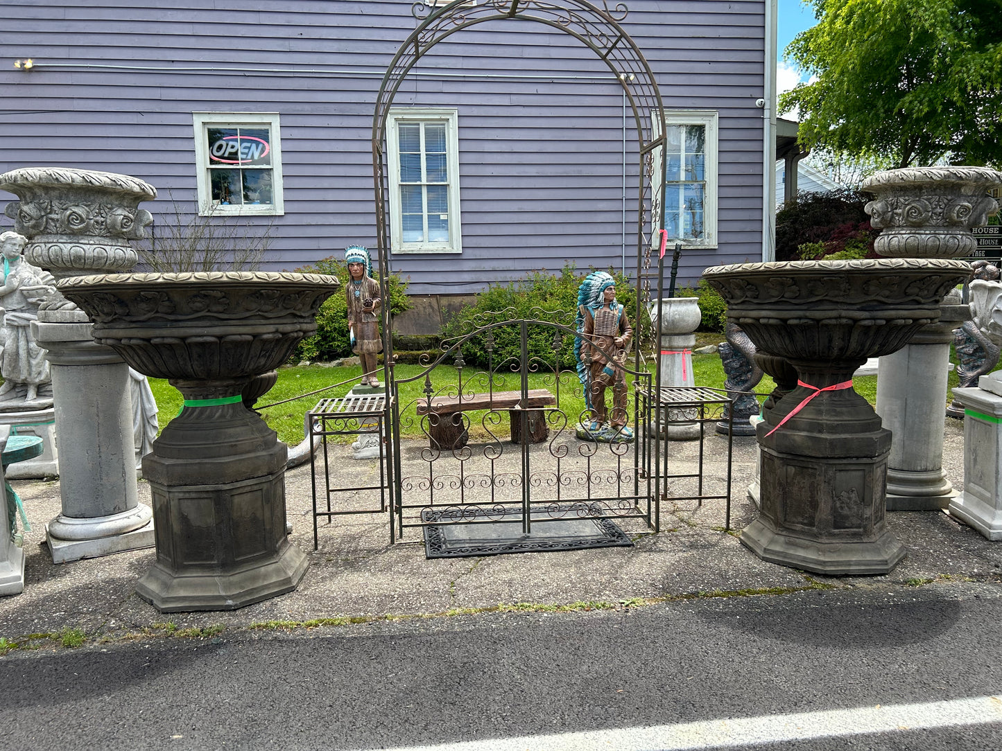 Round Garland Planter with Pedestal
