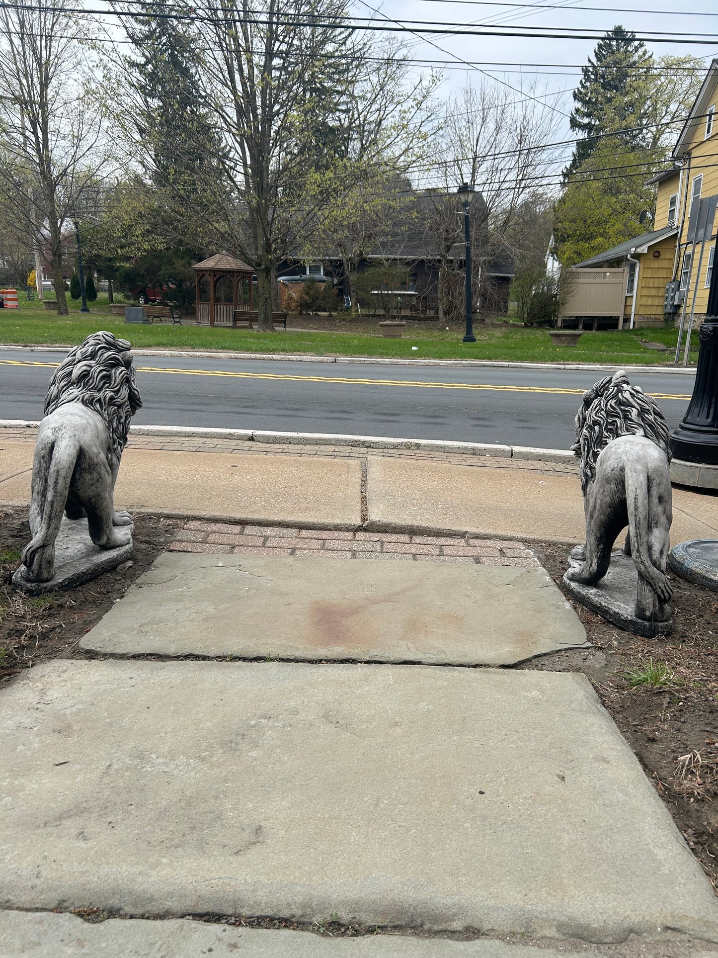 Walking Lions (Set Left/Right)