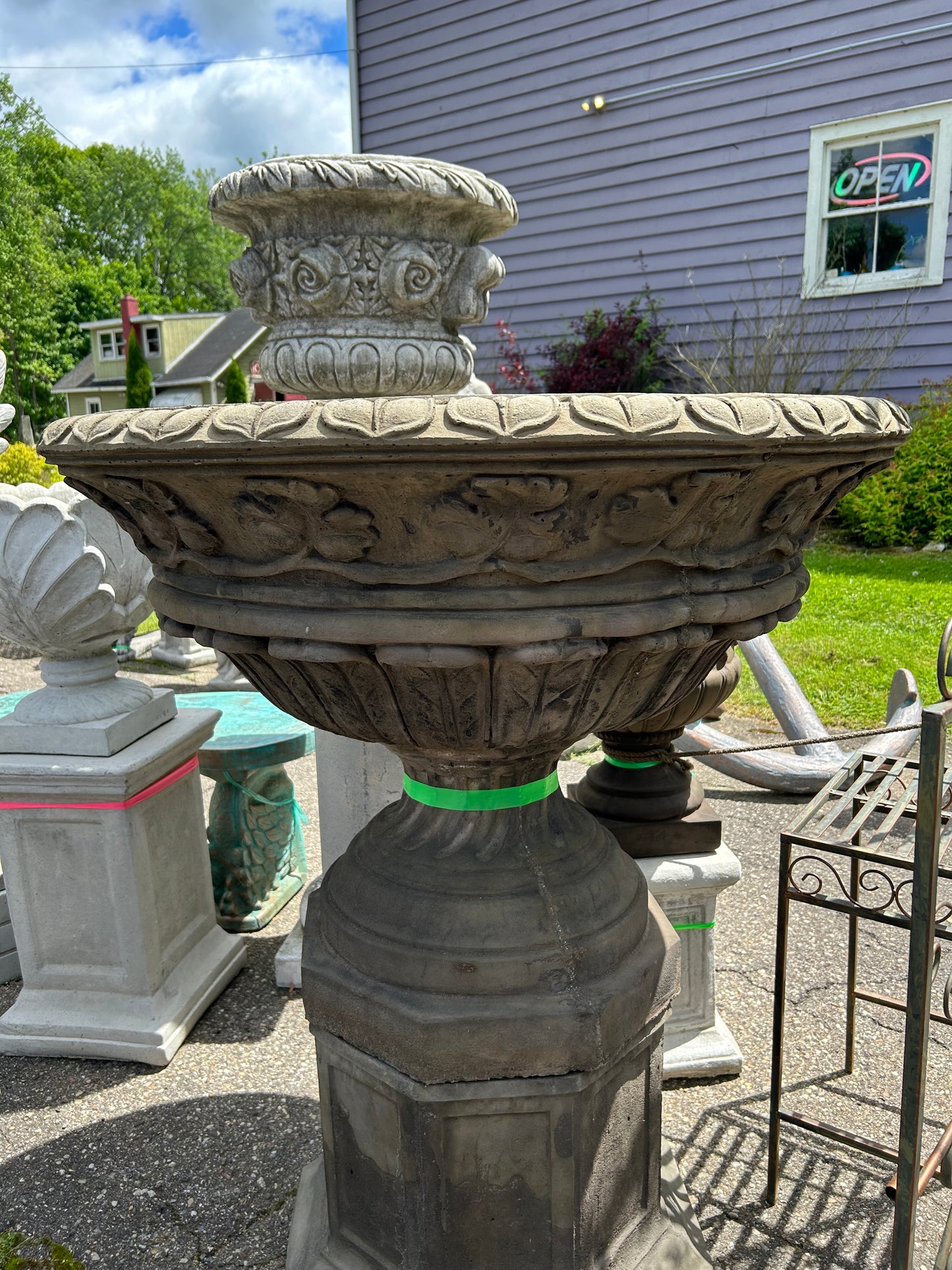 Round Garland Planter with Pedestal