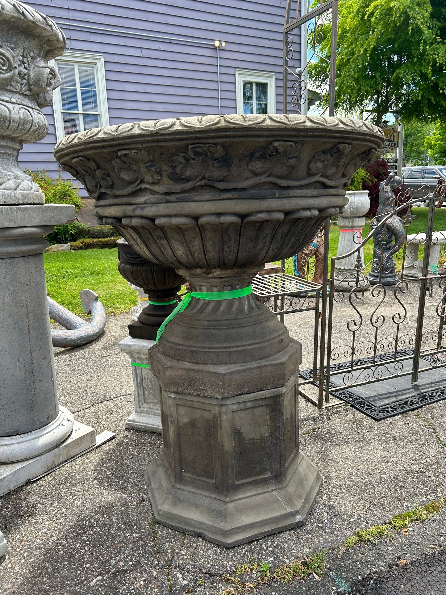 Round Garland Planter with Pedestal