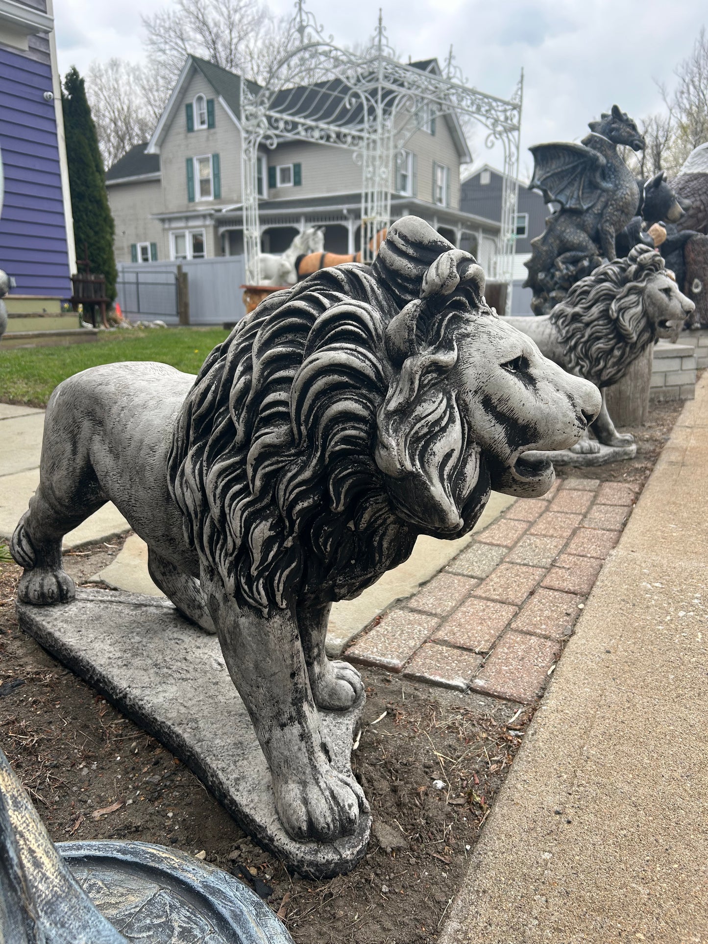 Walking Lions (Set Left/Right)