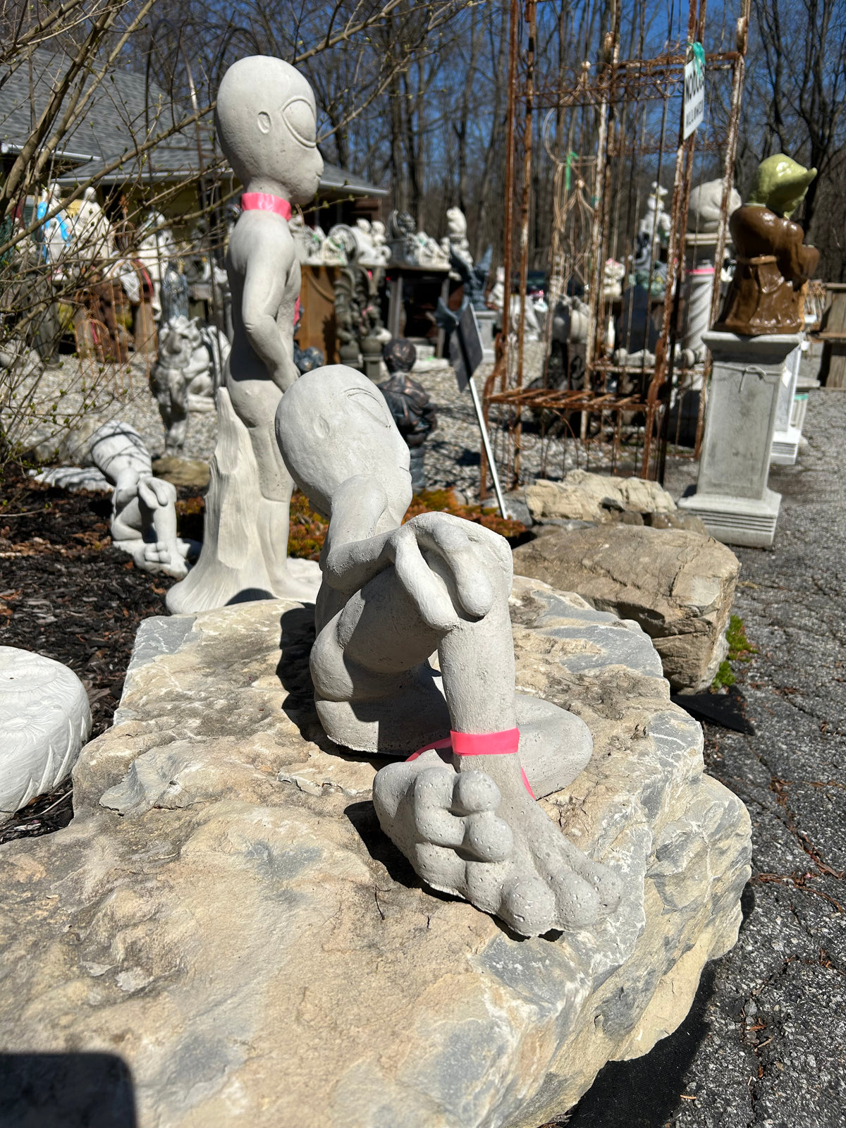 Laying Alien – Ziegler's Statuary