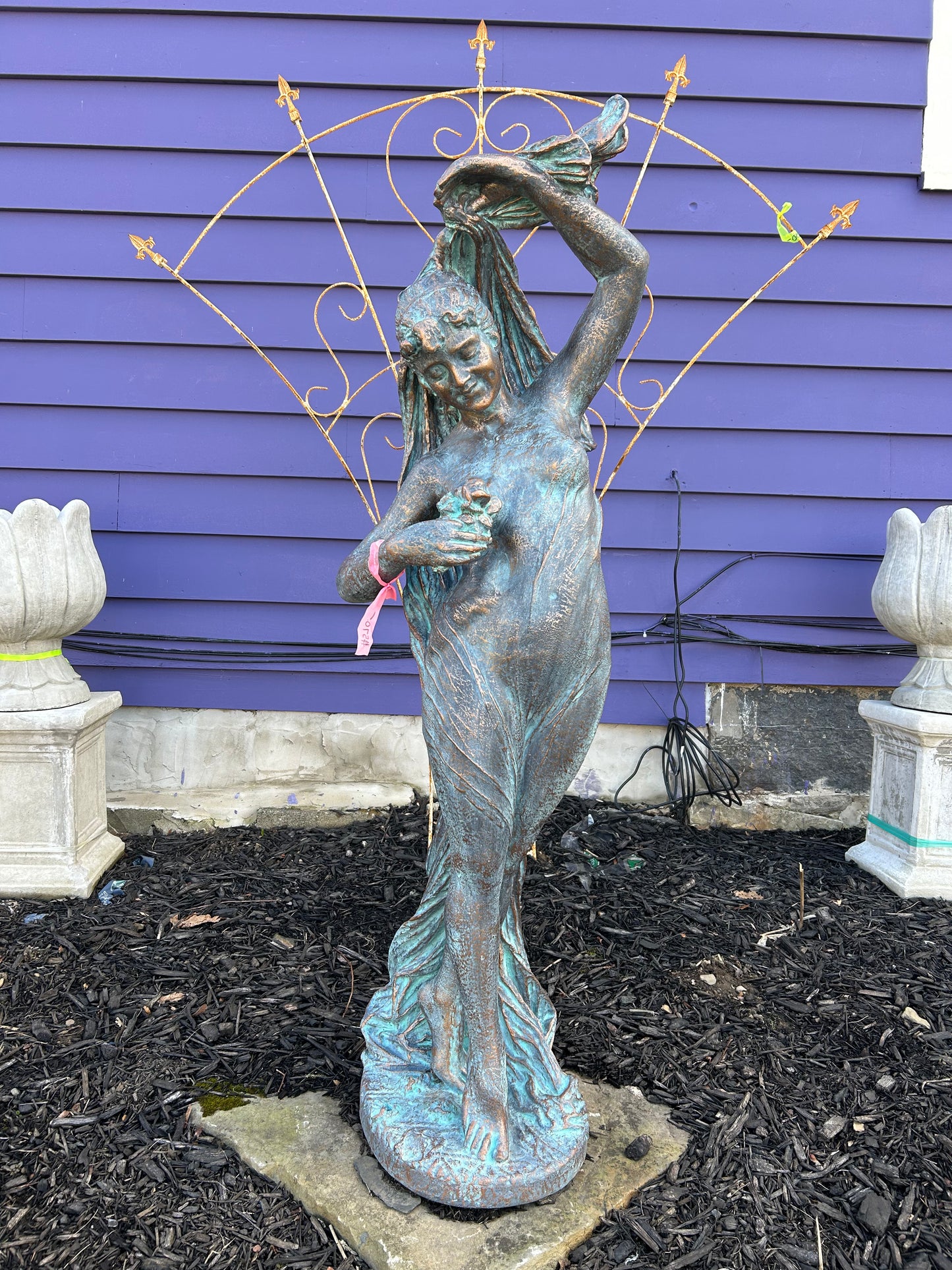 Helen (woman statue)