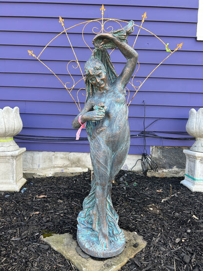 Helen (woman statue)